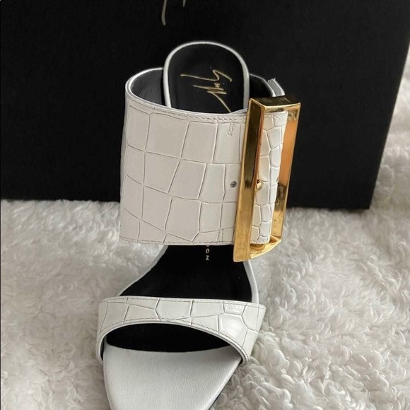 AUTHENTIC Giuseppe Zanotti Ringotto Bianco - Picture 2 of 4